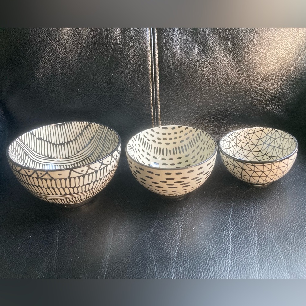 Short St_ries Black and Ivory Ceramic Nesting 3 Bowel Set